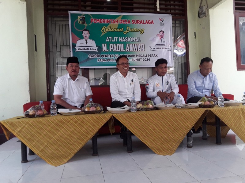 Foto Suasana Podium Bersama Pj Bupati Lombok Timur, Drs. H. M. Juaini Taofik, M.Ap bersama M. Padil Anwar, Kades Suralaga, Mahdan, S.Sos dan Anggota DPRD Lombok Timur, Muallani, S.E di Kantor Desa Suralaga pad Rabu (18/9/2024) (Dok. Pribadi)